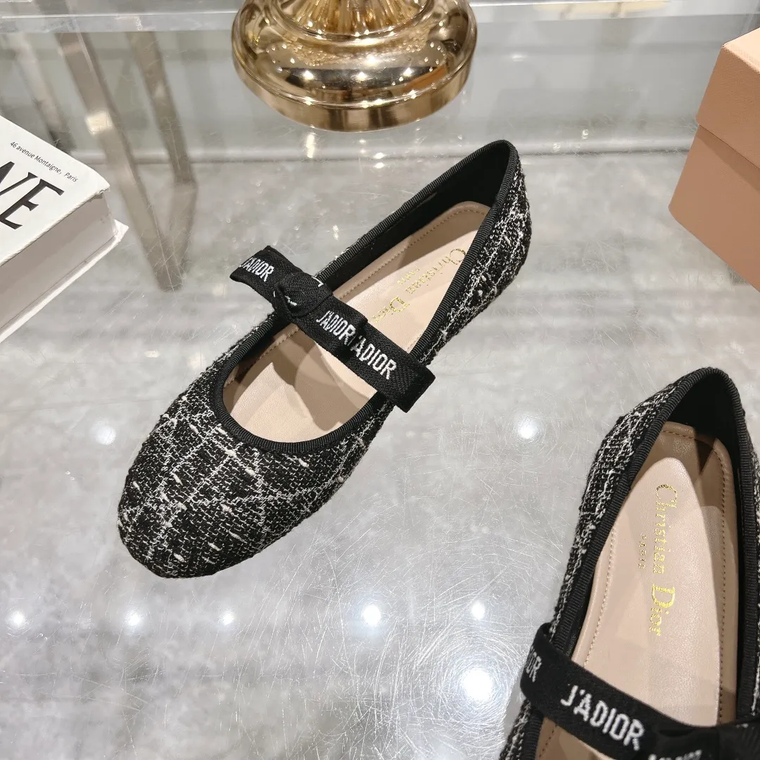 👟👟Ex-factory price 520👟👟 "Exclusive top version" Dior*Dior ✅2024vs spring and summer new series... [Round toe single shoes with small pearls] Original purchase and development! The last details of this shoe are perfectly restored 💐 The upper is made of special material and the inner padding is made of delicate lambskin. You can see the quality by looking at the details in real photos. It is a versatile style for little ladies and a lady. It is a stunning shoe at first glance... I love it. The genuine leather outsole imported from Italy has a five-pointed star logo! 35-39 (34.40 customization is non-refundable) Packaging: Original full set of packaging ☀The color official website is updated simultaneously